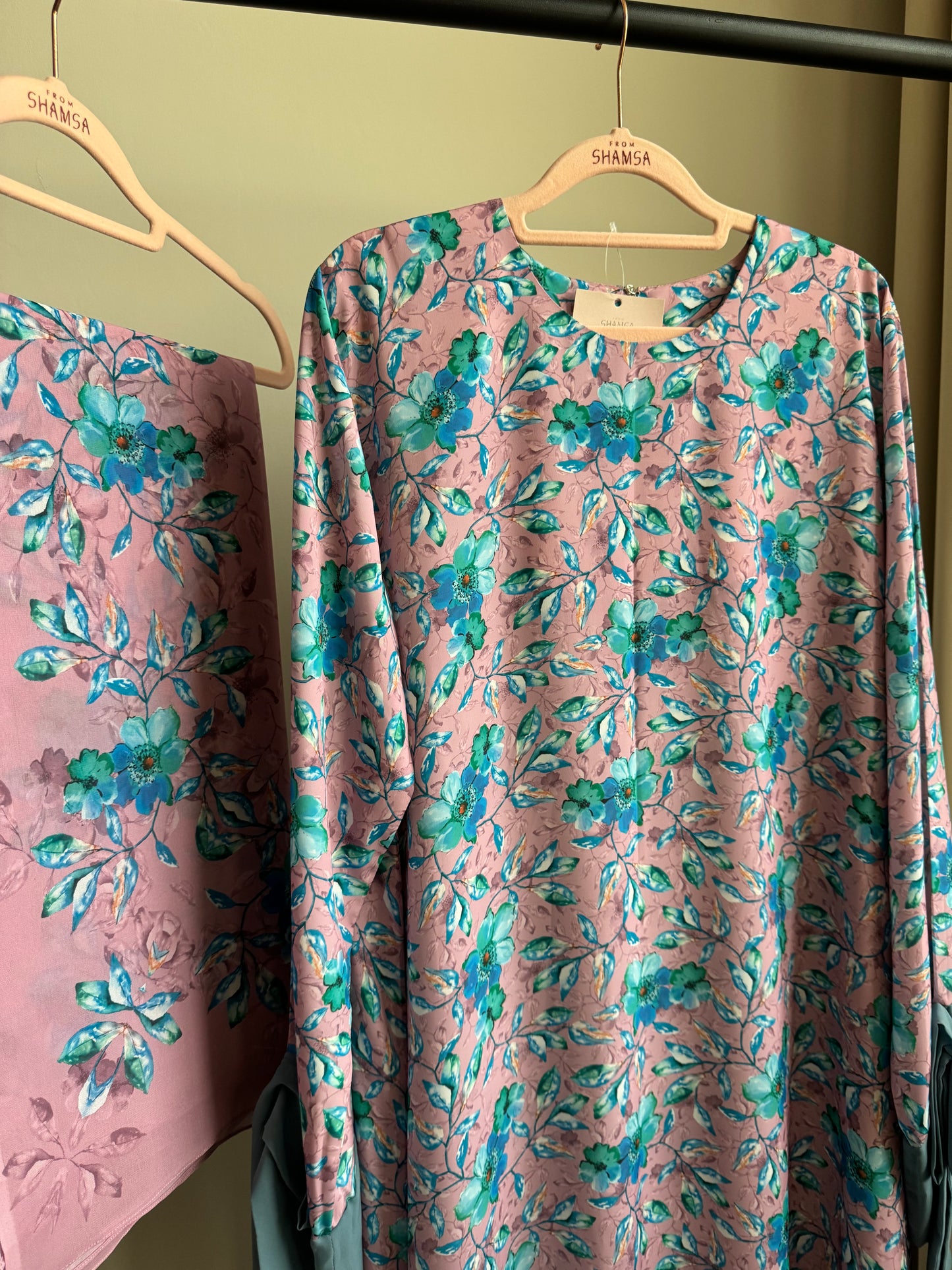 24 - Bows On My Sleeves - Pink