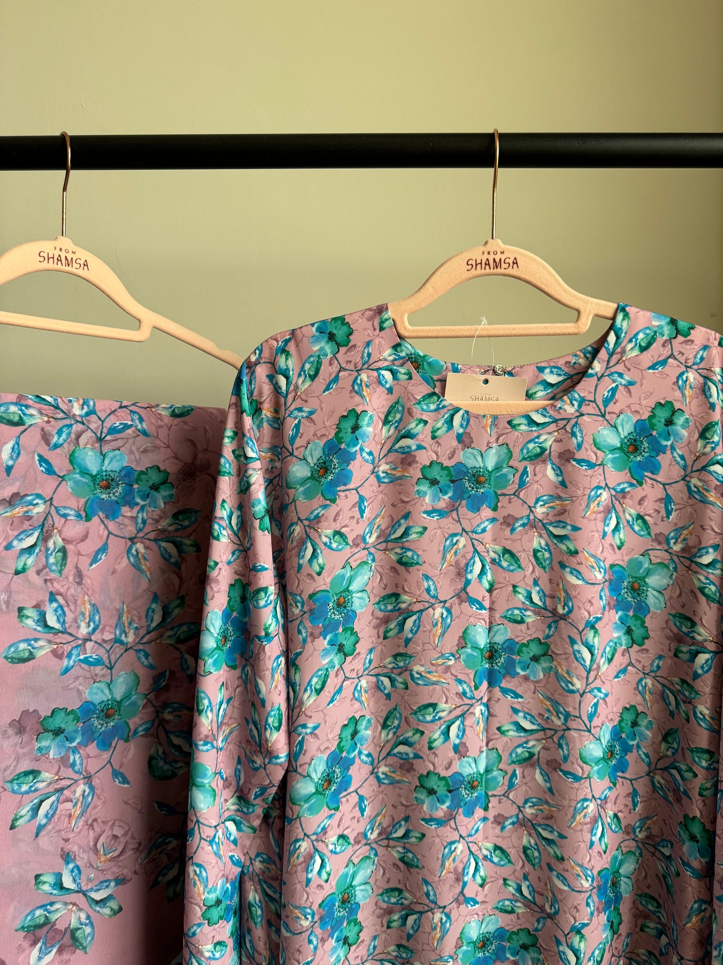 24 - Bows On My Sleeves - Pink