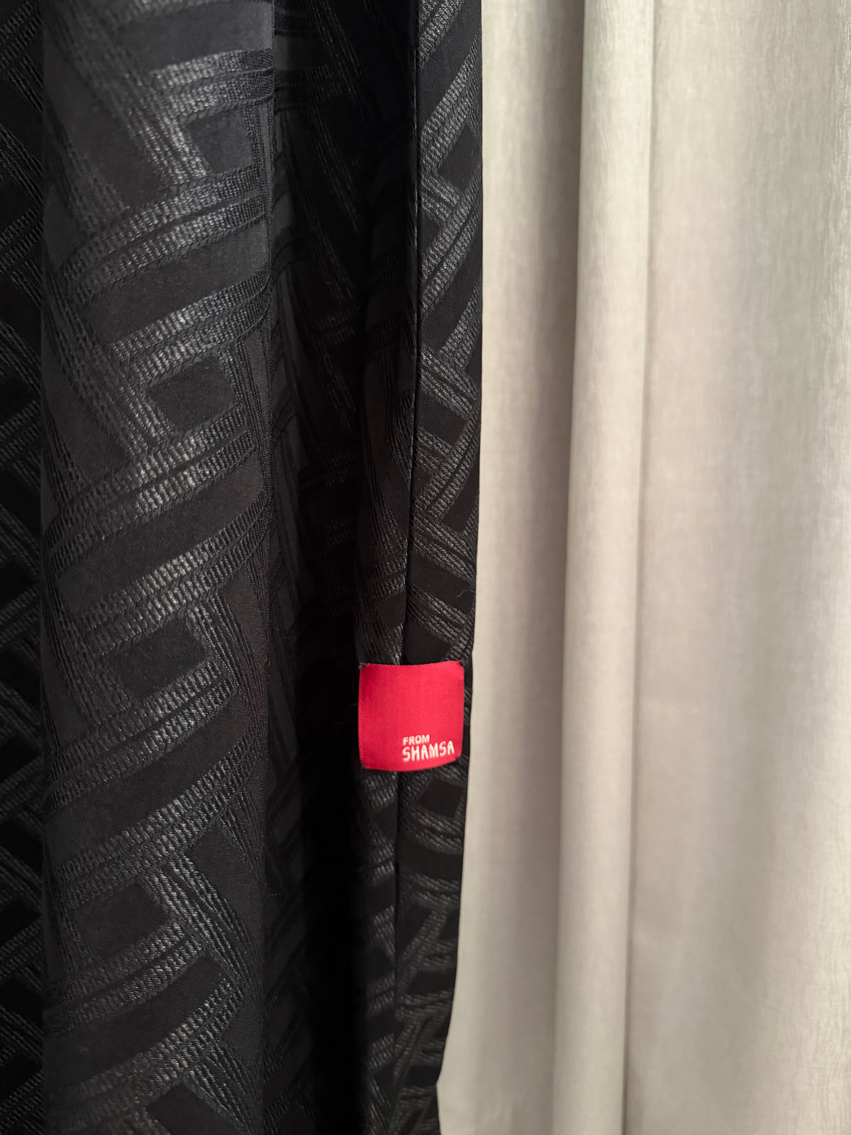 26 - D / Black