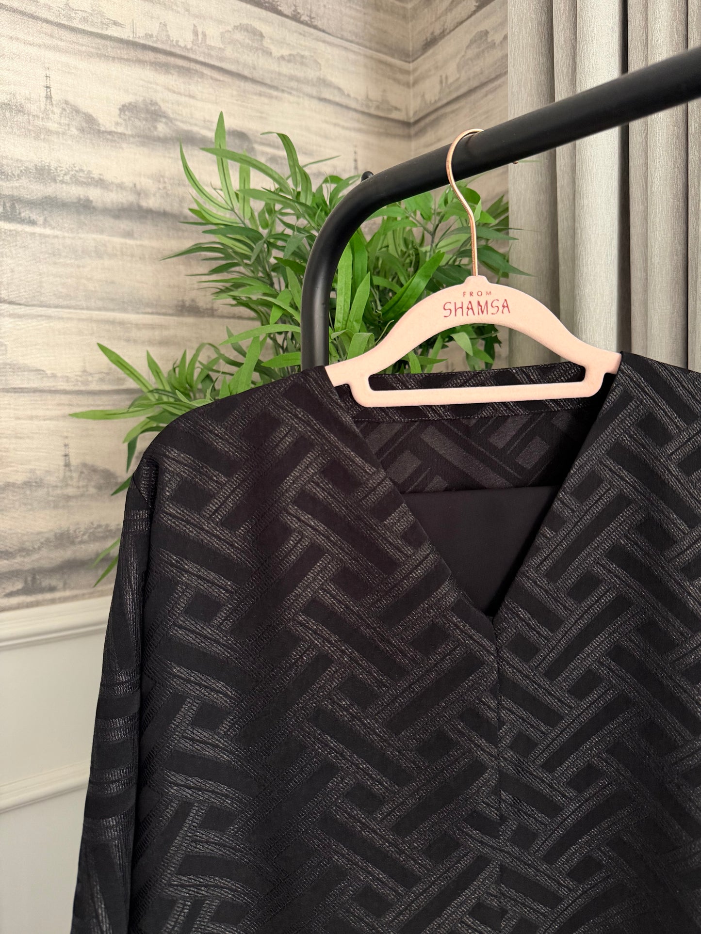 26 - D / Black